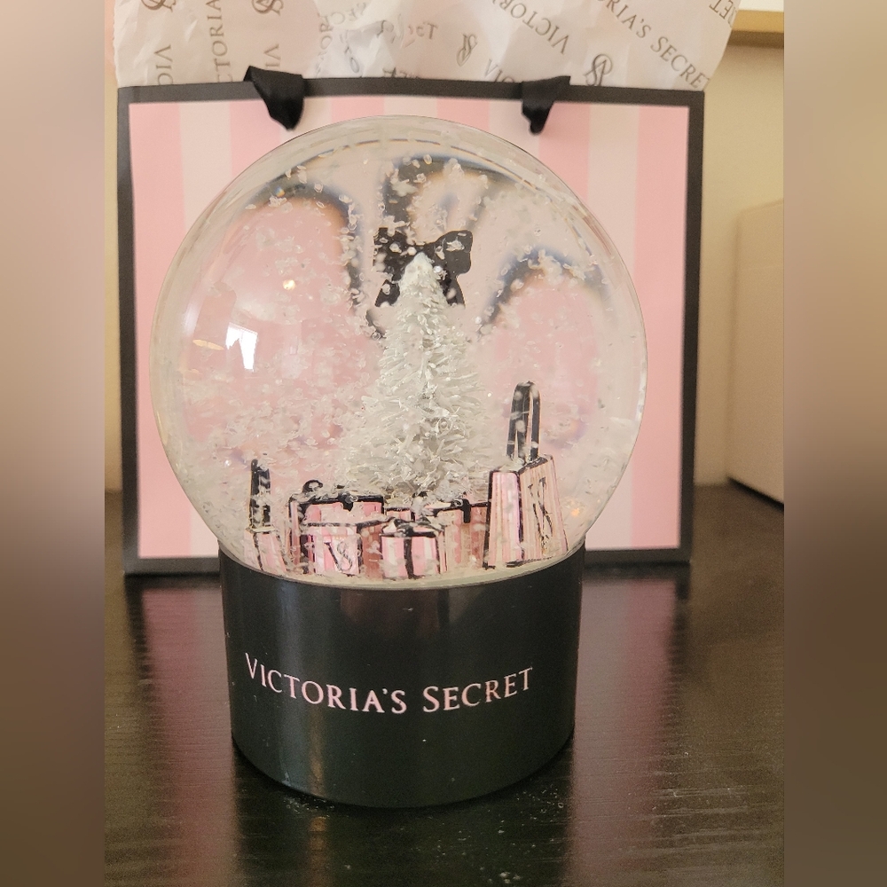 Victoria's Secret Snow Globe 2019 Holiday Christmas RARE